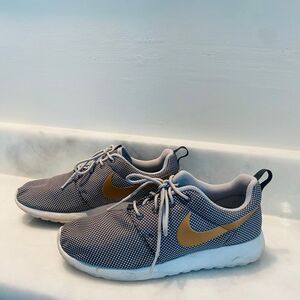 Nike Roshe One Lace Up Low Top Athletic Running Sneakers Gray Gold Size 7
